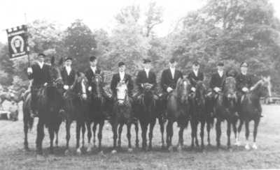 1000690 Groepsportret van de Rijnruiters te Jutphaas.